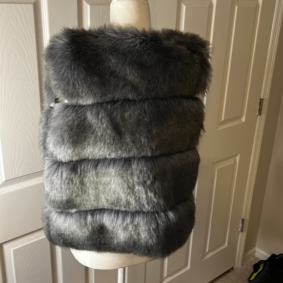 Gray Faux Fur Vest - Picture 2 of 12